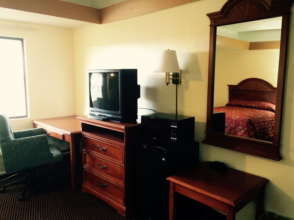 Travelers Inn Midwest City Room photo