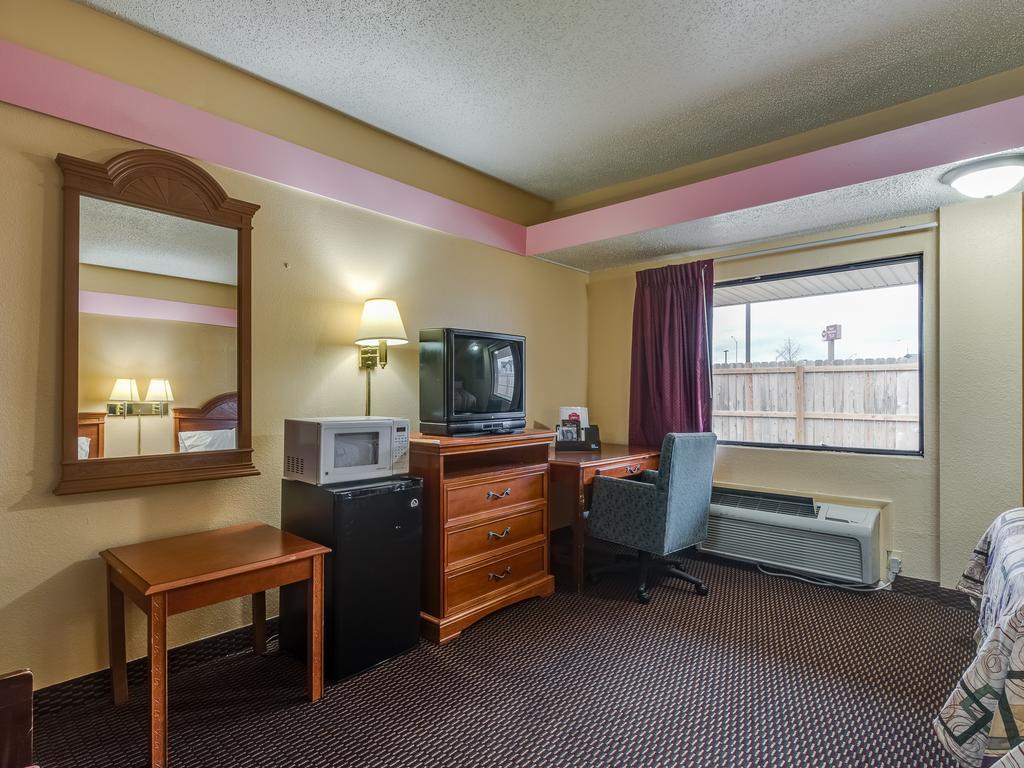 Travelers Inn Midwest City Exterior photo