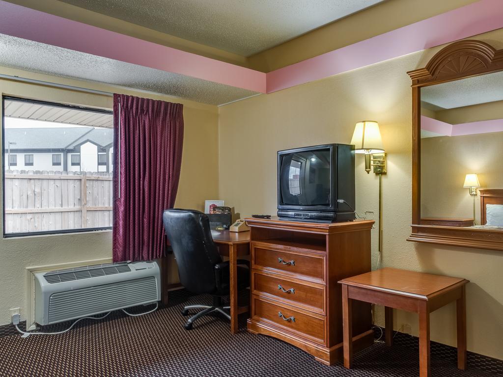 Travelers Inn Midwest City Exterior photo