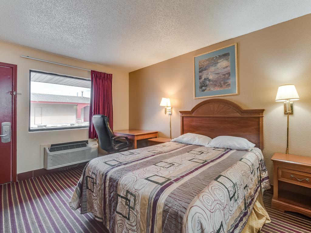 Travelers Inn Midwest City Exterior photo