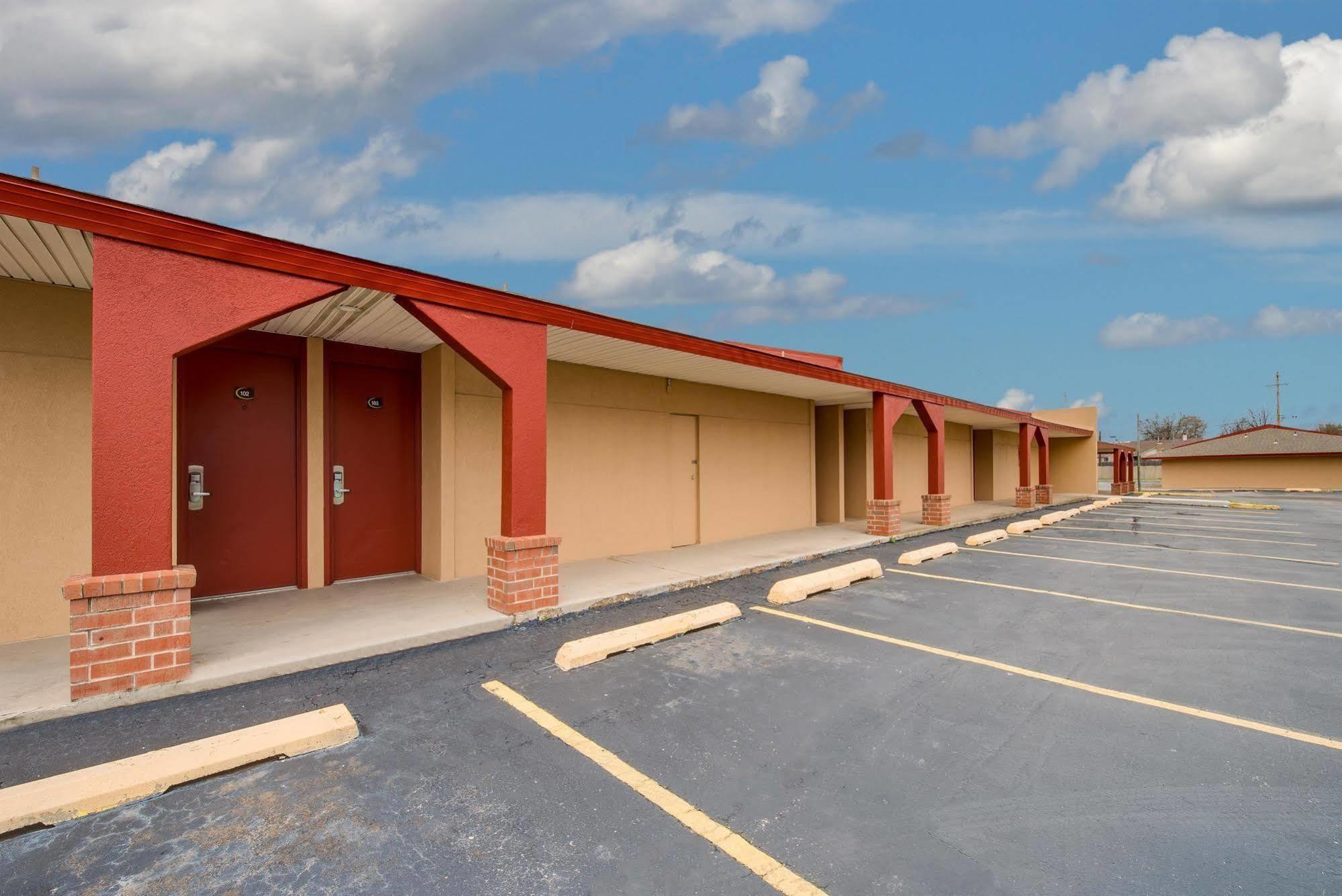 Travelers Inn Midwest City Exterior photo