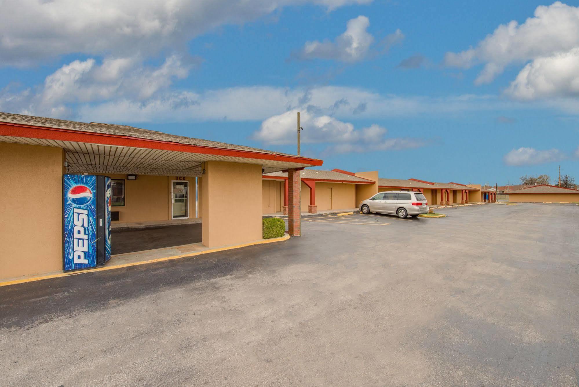 Travelers Inn Midwest City Exterior photo