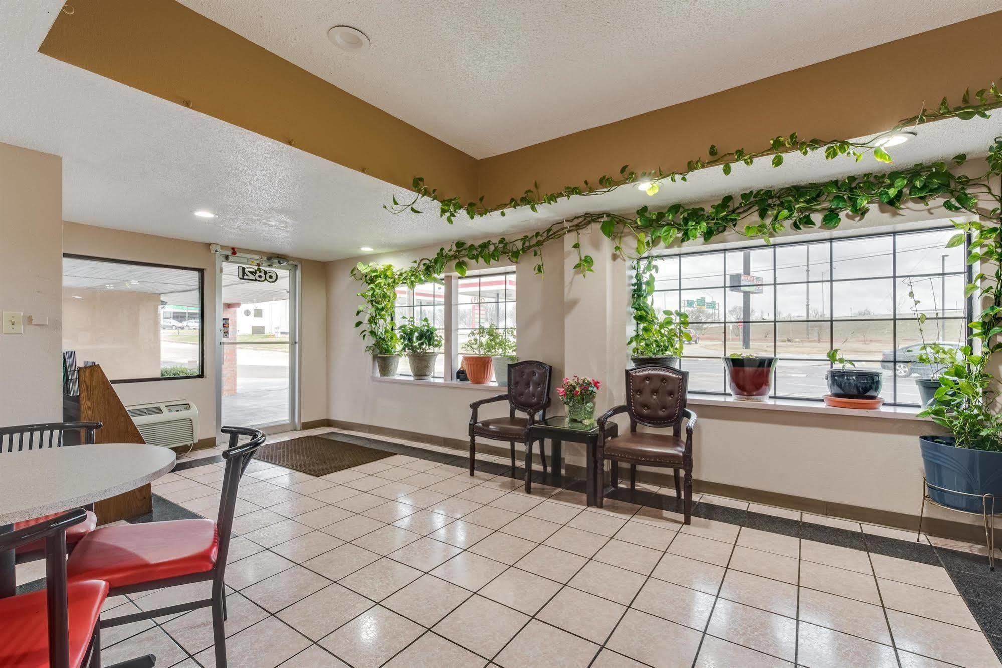 Travelers Inn Midwest City Exterior photo