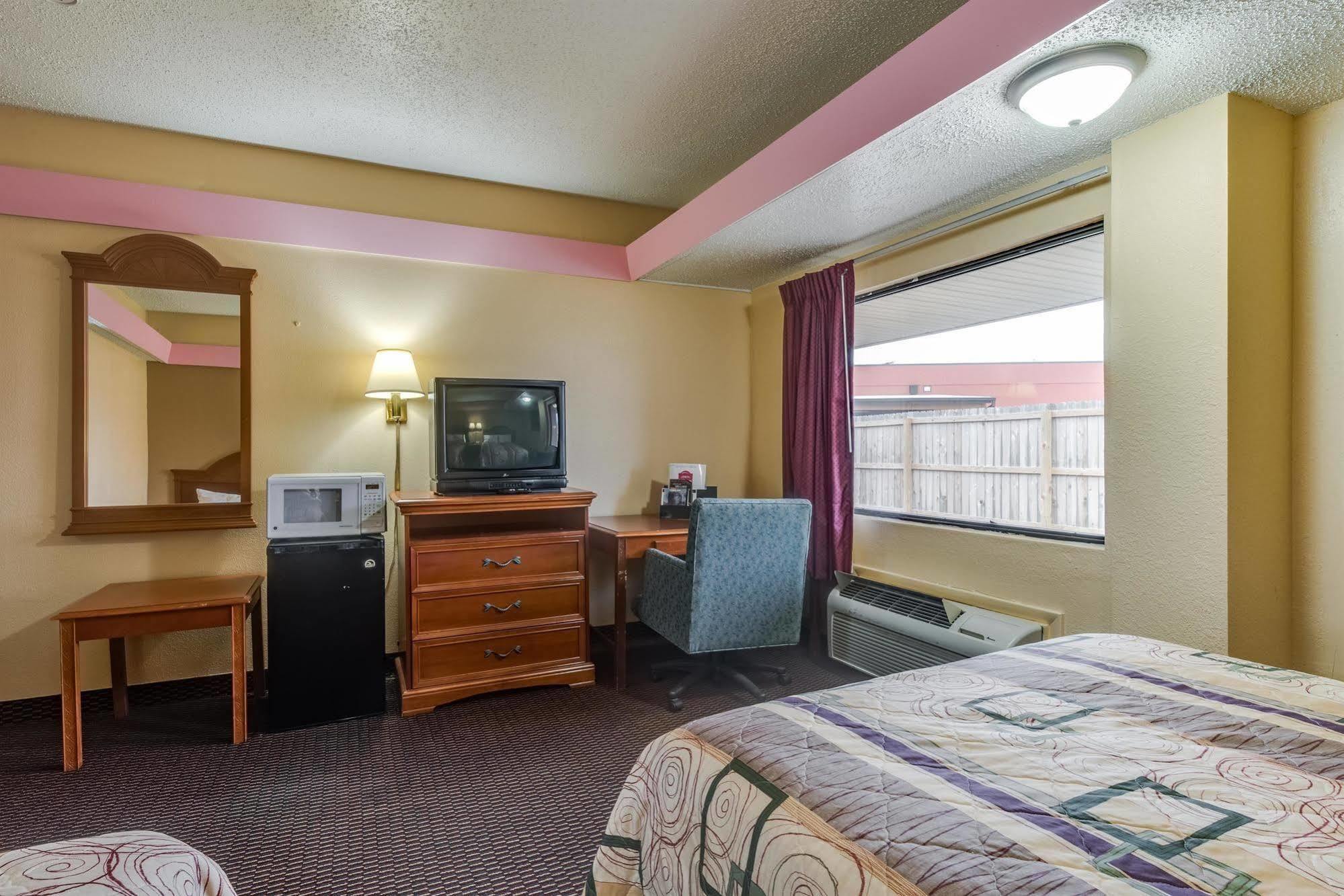 Travelers Inn Midwest City Exterior photo