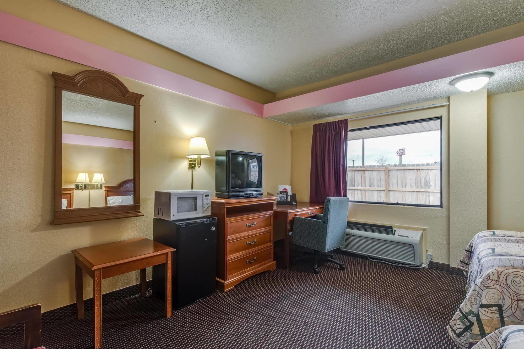 Travelers Inn Midwest City Exterior photo